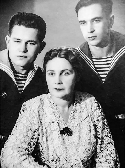 Наталля Вішнеўская з прыёмнымі сынамі Анатолем (справа) і Міхаілам (Ленінград, пачатак 1960-х гг. Фота з асабістага архіва Ірыны Белікавай). Крыніца ілюстрацыі: Неба мнагавокае : вершы, проза, эпісталярная спадчына / Наталля Вішнеўская ; укладальнік Віктар Жыбуль. – Мінск, 2023. – С. 4 уклейкі паміж с. 134–135. 