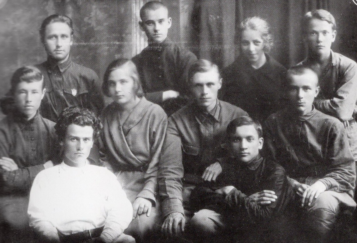 Сябры студыі "Маладняк" пры Белпедтэхнікуме. Першы рад (злева направа): Віктар Казлоўскі, М. Дубіцкі; другі рад: Пятро Глебка, Наталля Вішнеўская, Міхась Зарэцкі, Сяргей Дарожны; трэці рад: П. Герман, Я. Жук, Зінаіда Бандарына, Максім Лужанін(1925 г. З фондаў Дзяржаўанага музея гісторыі беларускай літаратуры). Крыніца ілюстрацыі: Да новага заўтра : выбраная паэзія / Зінаіда Бандарына ; укладальніца, [аўтар прадмовы] Аксана Данільчык. – Мінск, 2023. – С. 3 уклейкі паміж с. 170–171.