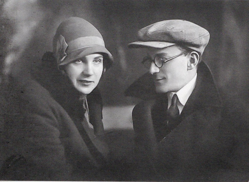 Наталля Вішнеўская і Алесь Звонак (пачатак 1930-х гг. Фота з фондаў Дзяржаўнага музея гісторыі беларускай літаратуры). Крыніца ілюстрацыі: Неба мнагавокае : вершы, проза, эпісталярная спадчына / Наталля Вішнеўская ; укладальнік Віктар Жыбуль. – Мінск, 2023. – С. 6 уклейкі паміж с. 134–135. 