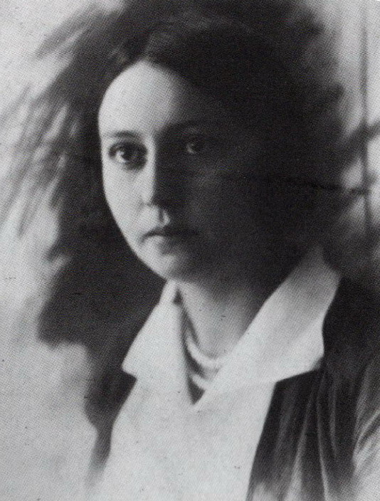 Яўгенія Пфляўмбаўм (1926, фота з фондаў ЦНБ НАН Беларусі). Крыніца ілюстрацыі: Сонца : выбраная паэзія / Яўгенія Пфляўмбаўм ; укладальніца Аксана Данільчык. – Мінск, 2023. – С. 2 уклейкі паміж с. 172–173. 