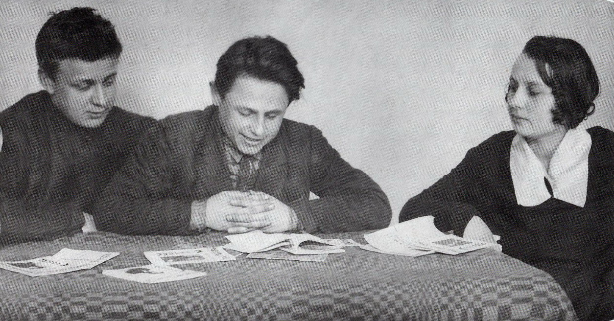 Яўгенія Пфляўмбаўм з Валерыем Мараковым і Янкам Туміловічам (1926, фота з фондаў БДАМЛМ). Крыніца ілюстрацыі: Сонца : выбраная паэзія / Яўгенія Пфляўмбаўм ; укладальніца Аксана Данільчык. – Мінск, 2023. – С. 2 уклейкі паміж с. 172–173.