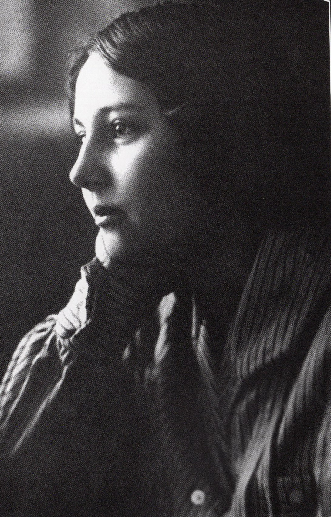 Яўгенія Пфляўмбаўм (1920-я гг., фота з фондаў ЦНБ НАН Беларусі). Крыніца ілюстрацыі: Сонца : выбраная паэзія / Яўгенія Пфляўмбаўм ; укладальніца Аксана Данільчык. – Мінск, 2023. – С. 3 уклейкі паміж с. 172–173.