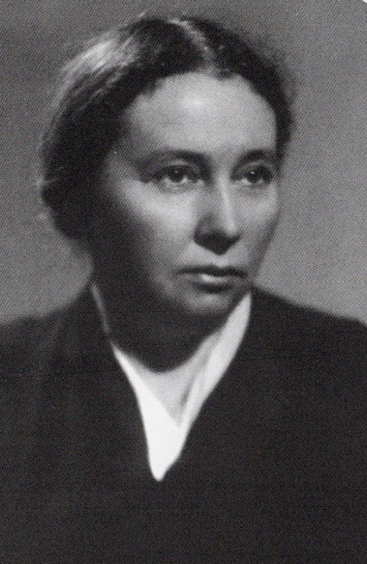 Яўгенія Пфляўмбаўм (фота з фондаў ЦНБ НАН Беларусі). Крыніца ілюстрацыі: Сонца : выбраная паэзія / Яўгенія Пфляўмбаўм ; укладальніца Аксана Данільчык. – Мінск, 2023. – С. 5 уклейкі паміж с. 172–173.