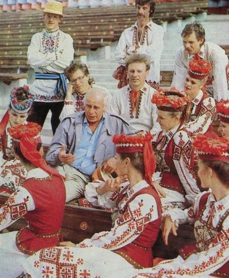 Крыніца ілюстрацыі: Народный ансамбль танца "Лявониха". – Витебск : Городской Дом культуры, [1990?]. – С. 1.