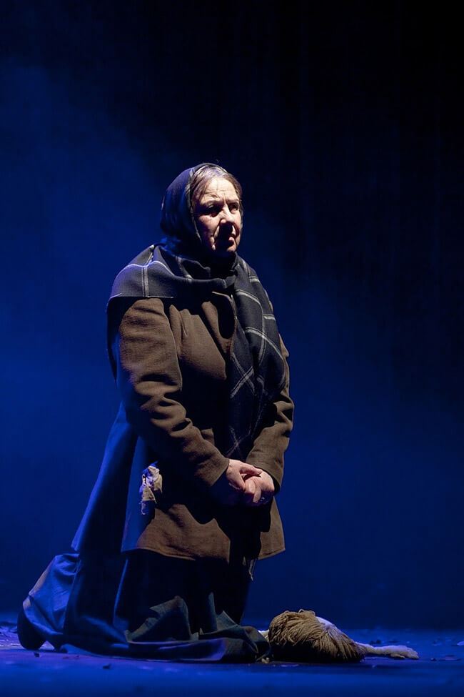 Марыя Захарэвіч у спектаклі "Не мой" А. Адамовіча (2010). Крыніца ілюстрацыі: https://kupalauski.by/teatr/news/maryja-zacharevic-anniversary/