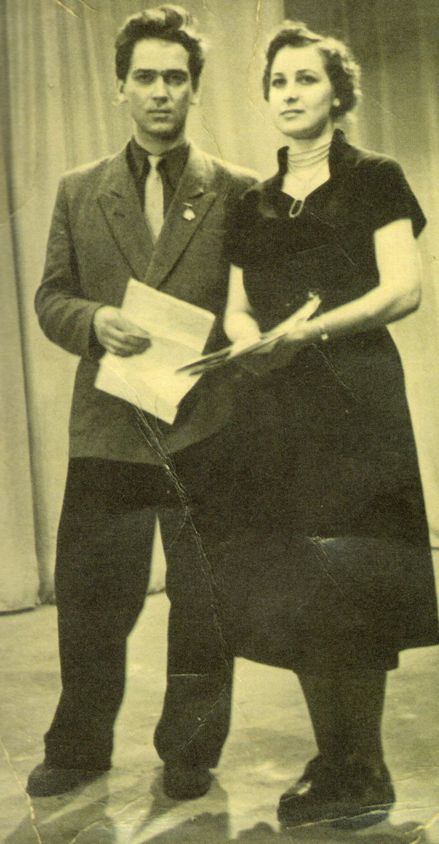 Марыя Захарэвіч і Віктар Тарасаў у студыі беларускага тэлебачання (сярэдзіна 1950-х гг.). Крыніца ілюстрацыі: Марыя Захарэвіч. Талент, адухоўлены любоўю : успаміны, інтэрв'ю, прысвячэнні / [укладанне С. Жыбулеўскай]. – Мінск, 2016. – С. 5 уклейкі паміж с. 32–33.