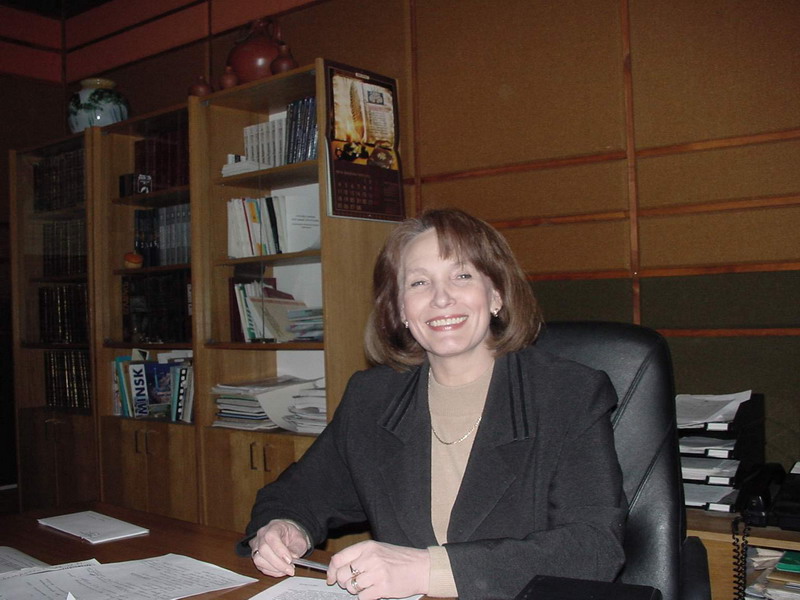 Галіна Мікалаеўна Алейнік. Крыніца ілюстрацыі: https://www.nlb.by/by/news/partrety-gistoryya-bibliyateki-asobakh/vinshuem-z-80-goddzem-galinu-mikalae-nu-aleynik-dyrektara-natsyyanalnay-bibliyateki-belarusi-1990-20/