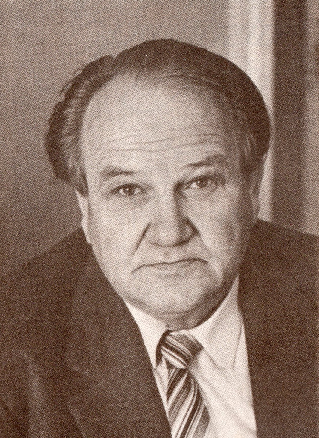 Анатоль Вялюгін. Крыніца ілюстрацыі: З белага камення – сіняе пламенне : кніга паэзіі / Анатоль Вялюгін ; [мастак М. М. Грыбаў]. – Мінск, 1993. – Франтыспіс.