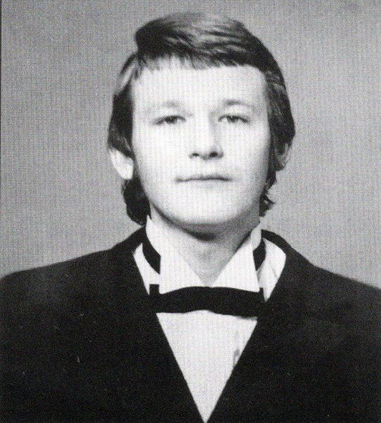 Язэп Янушкевіч – выпускнік Ракаўскай сярэдняй школы (1976). Крыніца ілюстрацыі: Клёк : прысвячэнні : [кніга на творчае 40-годдзе] / Язэп Янушкевіч. – Ракаў : [б. в.], 2016. – Уклейка паміж с. 110–111.