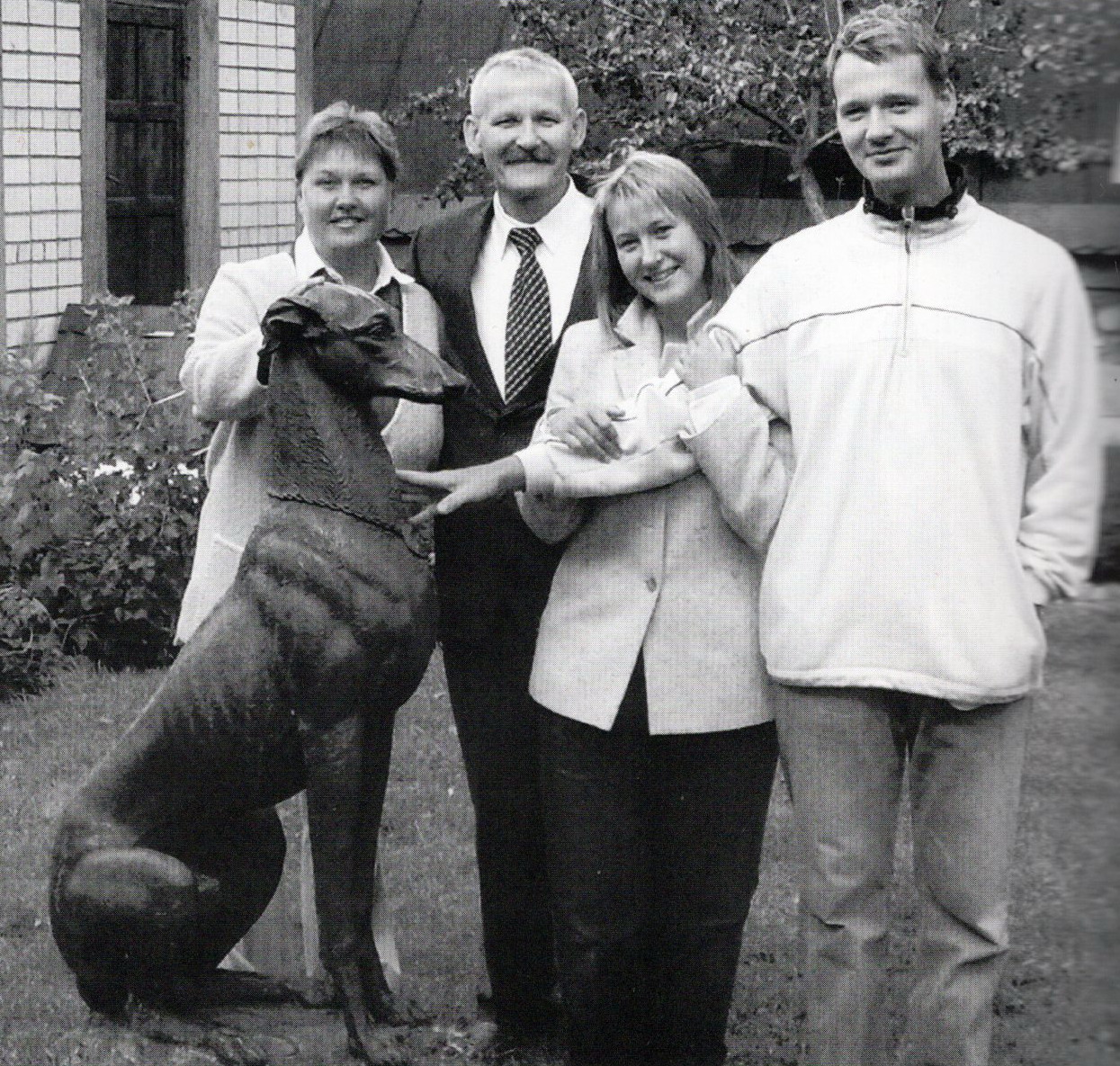 Язэп Янушкевіч з жонкай Галінай, дачкой Камілай і сынам Дамінікам (2007). Крыніца ілюстрацыі: Клёк : прысвячэнні : [кніга на творчае 40-годдзе] / Язэп Янушкевіч. – Ракаў, 2016. – Уклейка паміж с. 110–111.
