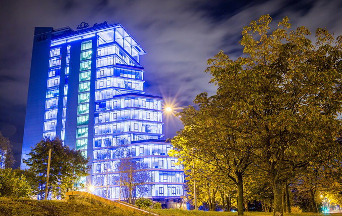 Здание головного офиса ОАО "Белгазпромбанк" на улице Притыцкого. Источник иллюстрации: https://belgazprombank.by/about/press_centr/pressa_o_banke/2015/photo-fact-the-spectacular-illumination-of-the-new-building-of-beltransgas-had-transformed-the-stree/