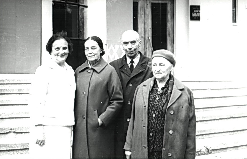 Выбітныя беларускія бібліёграфы (злева направа): Н.В. Каляда, Н.Б. Ватацы, А.А. Сакольчык і Ю.І. Бібіла (верасень 1972). Крыніца ілюстрацыі: Калекцыя Нацыянальнай бібліятэкі Беларусі.