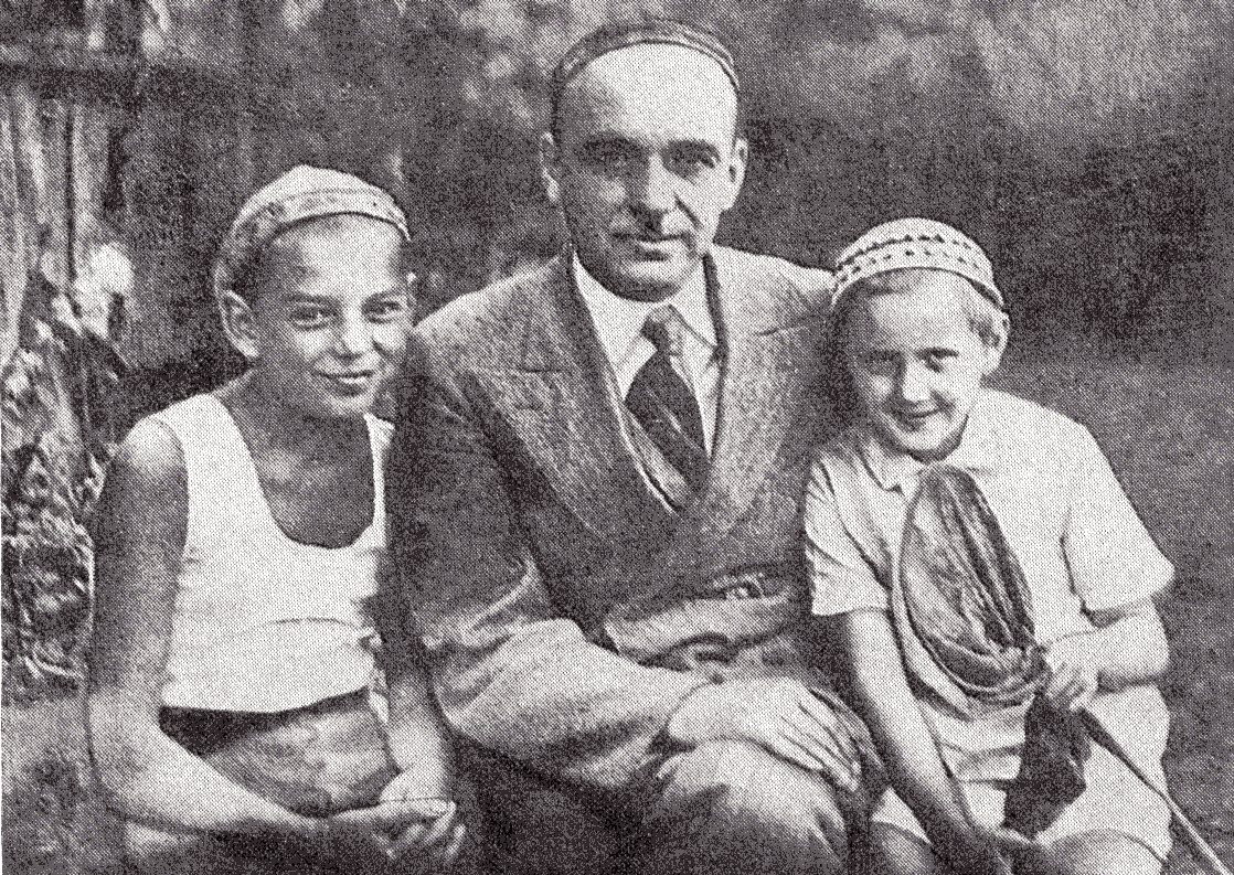 Хвядос Шынклер з сынам Юрам і пляменніцай Наташай (Мінск, 1938). Крыніца ілюстрацыі: Апошні рэйс / Хвядос Шынклер ; [укладанне, падрыхтоўка тэкстаў, уступны артыкул і каментарыі А. Лысенка ; рэдкалегія: С. Грахоўскі і інш.]. – Мінск, 1984. –  Уклейка паміж с. 160–161.