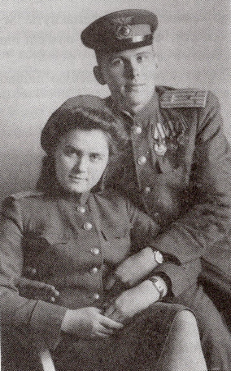 Иван Колос с женой Галиной. Источник иллюстрации: Резидент Генерального штаба / Григорий Андреевец ; [составители: А. Пекарский, Е. Зорина ; предисловие Н. Горохова]. – Изд. 2-е, дополненное. – Москва, 2007. – С. 90.