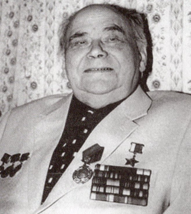 Иван Андреевич Колос на даче в Переделкино. Источник иллюстрации: Резидент Генерального штаба / Григорий Андреевец ; [составители: А. Пекарский, Е. Зорина ; предисловие Н. Горохова]. – Изд. 2-е, дополненное. – Москва, 2007. – С. 141.