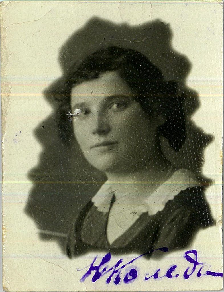 Ніна Варфаламееўна Каляда – студэнтка БДУ (сярэдзіна 1920-х гг.). Крыніца ілюстрацыі: Нацыянальны архіў Рэспублікі Беларусь.