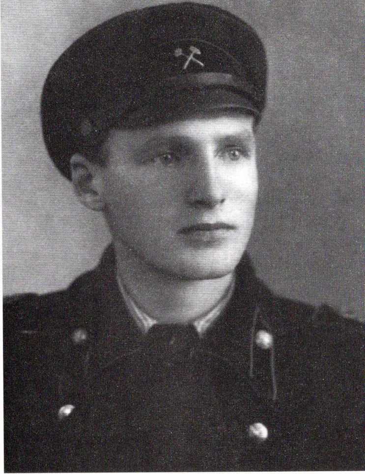 Міхаіл Васільевіч Кавалёў – студэнт Ленінградскага горнага інстытута (1953). Крыніца ілюстрацыі: Сын сваёй зямлі і часу : вянок успамінаў пра Міхаіла Кавалёва / [укладальнікі: М. Ц. Кавалёва, В. В. Міхайлаў]. – Мінск, 2011. – С. 147.