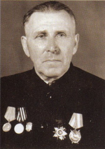 Максім Аляксандравіч Клімянок. Крыніца ілюстрацыі: Глыбоччына. Зямля любімая навечна, дзе Доўгае і Беразвечча… / [аўтар тэксту У. І. Бацкалевіч ; мастак В. Г. Паўлавец ; фота К. Л. Дробава і інш.]. – Мінск, 2012. – С. 21.