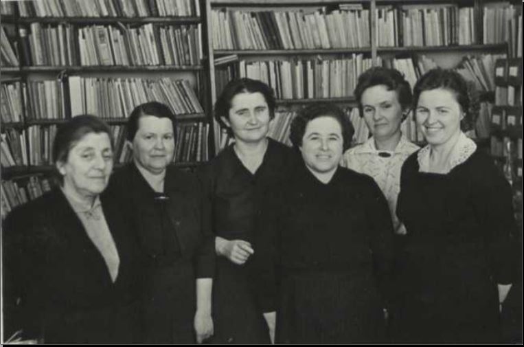 Зоя Уладзіміраўна Дзяканава (2-я злева) сярод супрацоўнікаў Дзяржаўнай бібліятэкі БССР імя У.І. Леніна. Крыніца ілюстрацыі:https://www.nlb.by/by/infarmatsyynyya-resursy/elektronnyya-infarmatsyynyya-resursy/resursy-natsyyanalnay-bibliyateki-belarusi/virtualnyya-praekty-vysta-ki-i-kalektsyi/virtualnyya-praekty-bibliyateki/virtual/vyadomyya-imyeny/common/416049/#lg=1&slide=5 