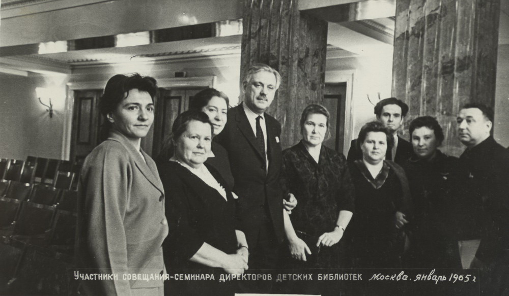 Зоя Уладзіміраўна Дзяканава (2-я злева) у час нарады-семінара дырэктараў бібліятэк у Маскве (1965). Крыніца ілюстрацыі: https://www.nlb.by/by/infarmatsyynyya-resursy/elektronnyya-infarmatsyynyya-resursy/resursy-natsyyanalnay-bibliyateki-belarusi/virtualnyya-praekty-vysta-ki-i-kalektsyi/virtualnyya-praekty-bibliyateki/virtual/vyadomyya-imyeny/common/416049/#lg=1&slide=10