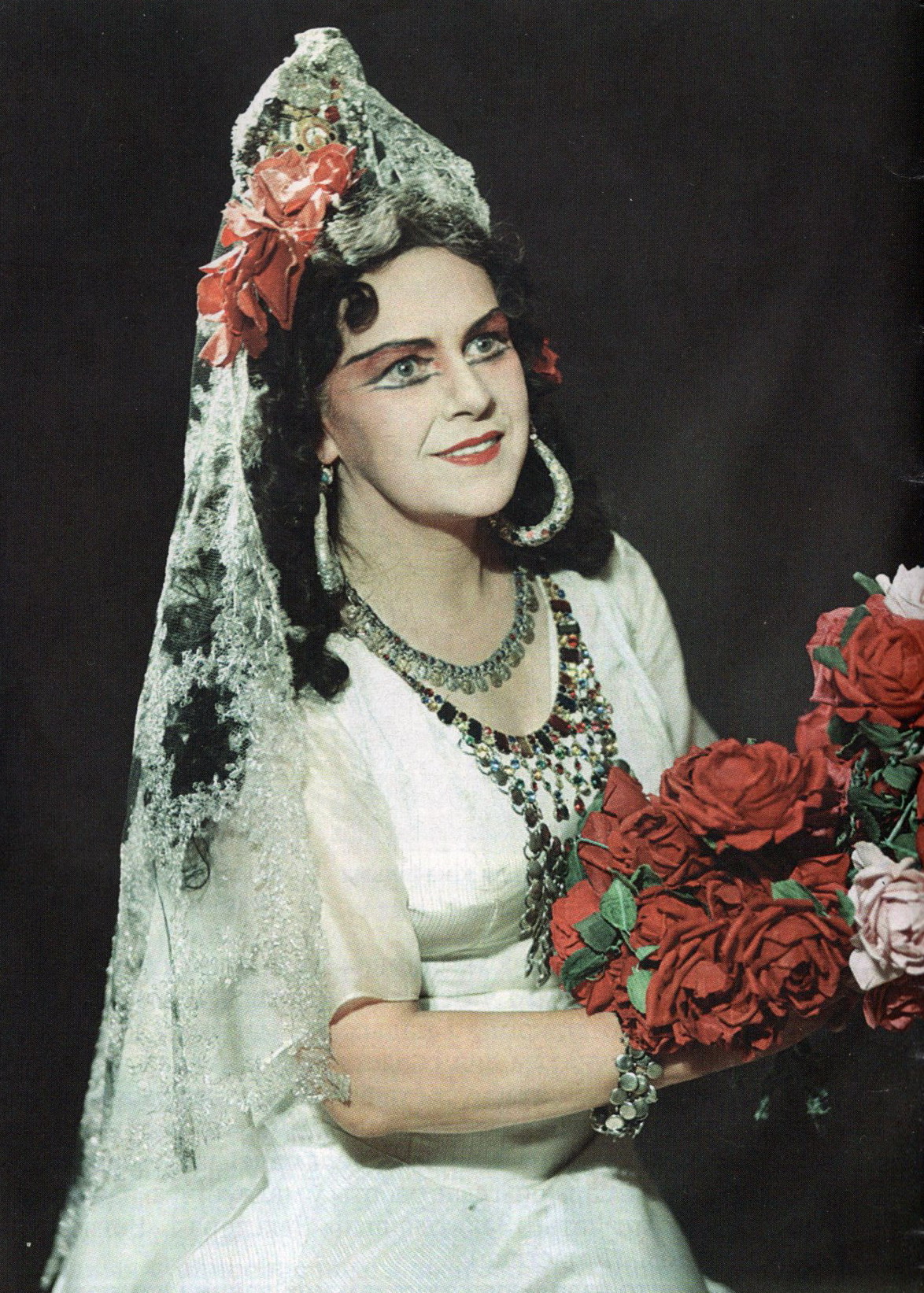 Ларыса Александроўская ў ролі Кармэн у оперы "Кармэн" (1953). Крыніца ілюстрацыі: Мастацтва. – 2013. – № 5. – С. 44.