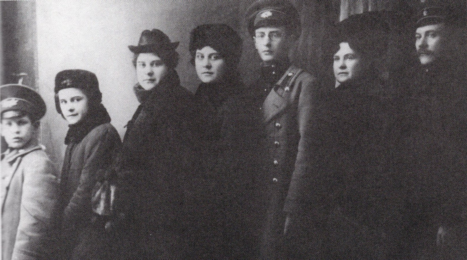 Семья Александровских (1912–1913 гг.). Справа налево: Помпей Васильевич, Ольга Николаевна, Василий, Ариадна, Лидия, Лариса, Арсений. Источник иллюстрации:Лариса Помпеевна Александровская : документально-театральный роман : в семи действиях с прологом и эпилогом / Ариадна Ладыгина. – Минск, 2002. – С. 41.