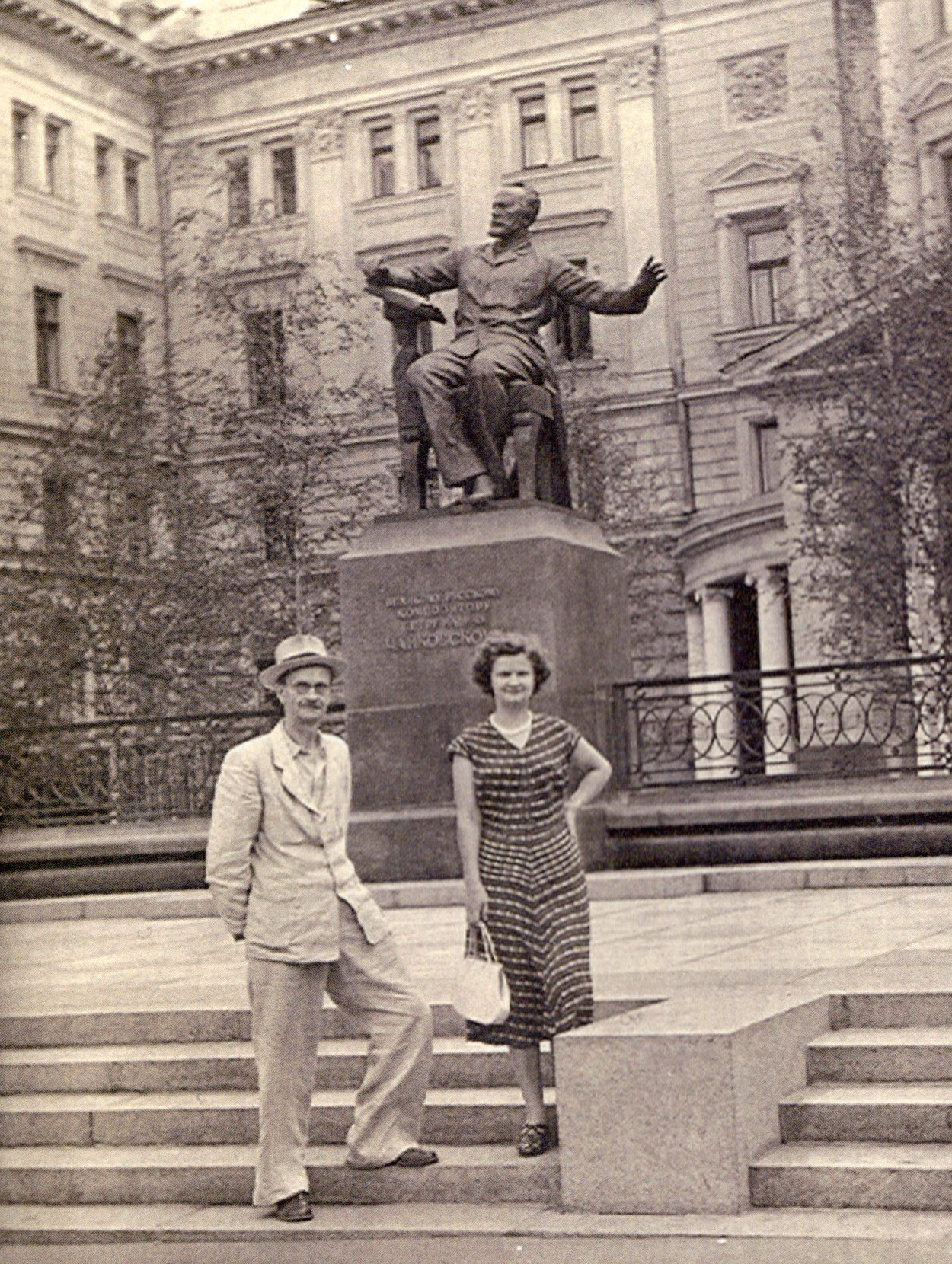 Борис Иванович Ладыгин с дочерью Ариадной у здания Московской консерватории (1955). Источник иллюстрации: Автомобильные дороги и мосты : научно-технический журнал. – 2008. – № 2. – С. 135.