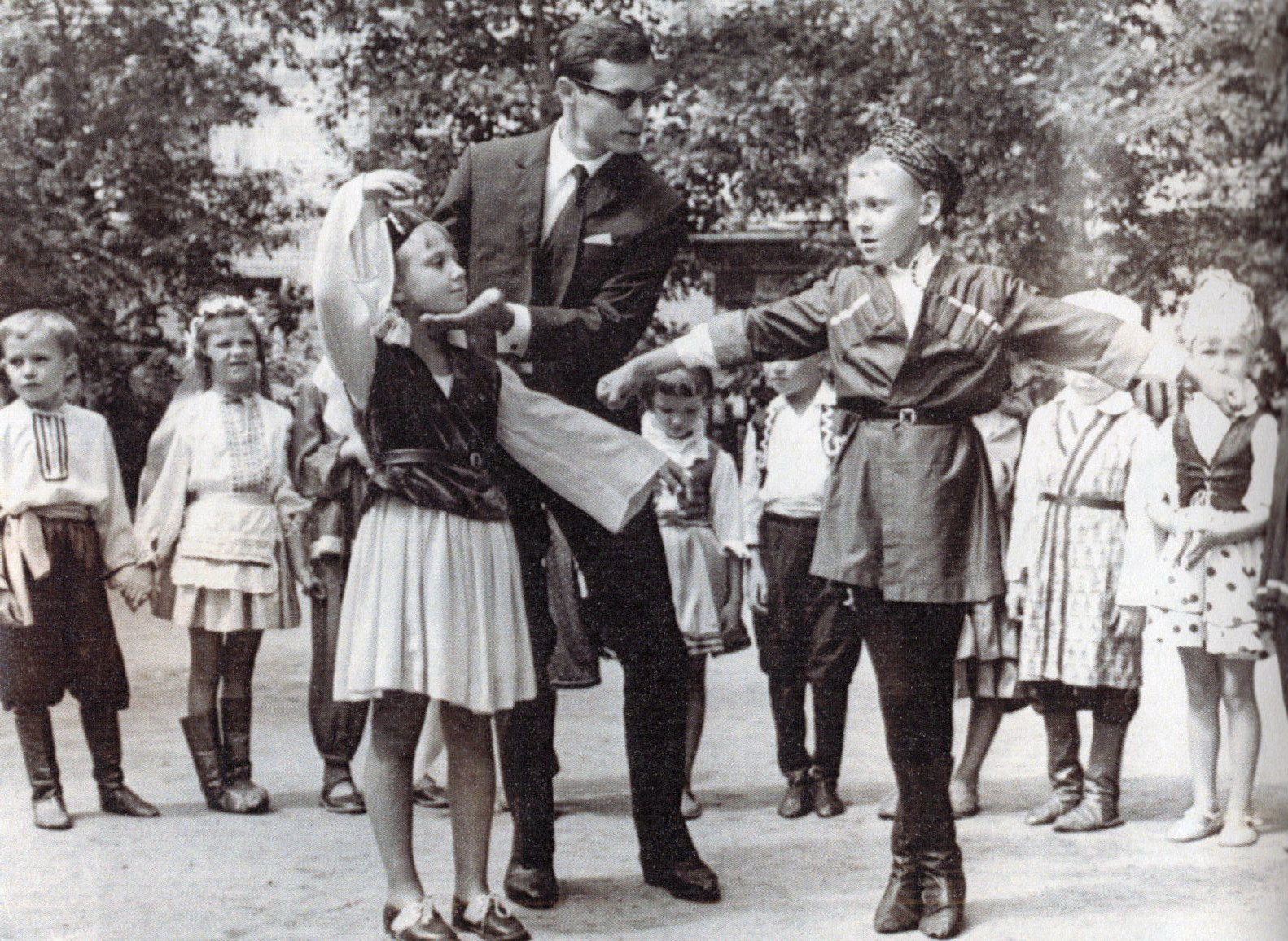 Мікалай Дудчанка пасля заканчэння 1-га курса Ленінградскай Вышэйшай прафсаюзнай школы ў дзіцячым садку (1962). Крыніца ілюстрацыі: Неўтаймаваны : да 70-годдзя Мікалая Дудчанкі / [кіраўнік праекта, укладальнік М. А. Козенка]. – Мінск, 2015. – С. 18. 