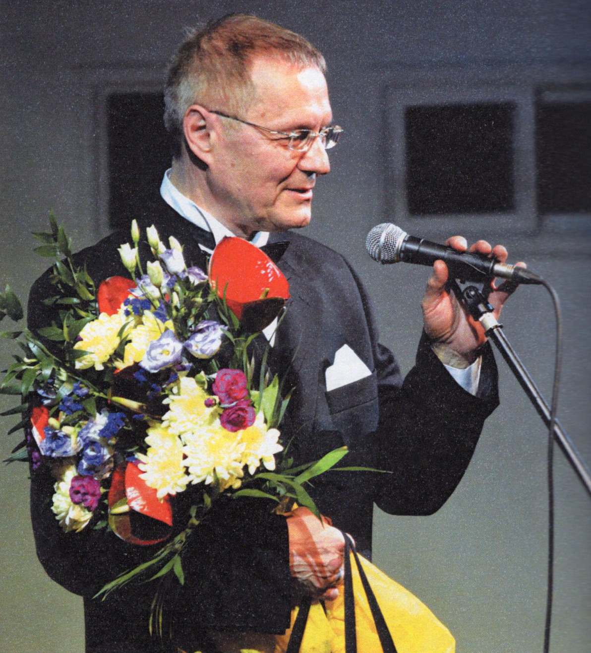 Мікалай Дудчанка ў дзень свайго сямідзесяцігоддзя (2014). Крыніца ілюстрацыі: Неўтаймаваны : да 70-годдзя Мікалая Дудчанкі / [кіраўнік праекта, укладальнік М. А. Козенка]. – Мінск, 2015. – С. 182. 