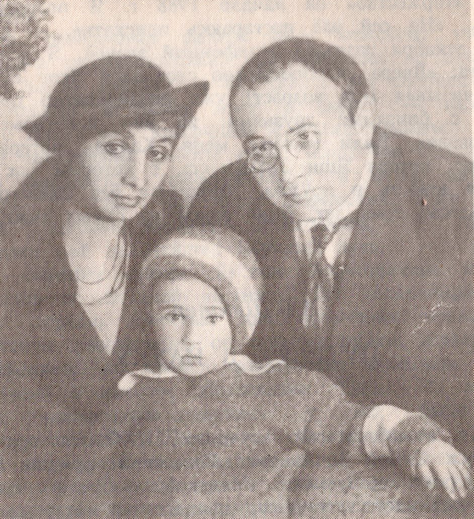 Яков Зельдович с отцом Борисом Наумовичем и матерью Анной Петровной. Источник иллюстрации: Знакомый незнакомый Зельдович : в воспоминаниях друзей, коллег, учеников / Российская академия наук; [составитель Н. Д. Морозова] ; ответственные редакторы: С. С. Герштейн, Р. А. Сюняев. – Москва, 1993. – С. 14.