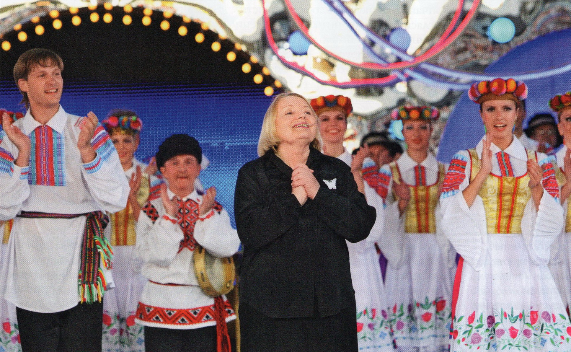 Валентина Гаевая и ансамбль "Хорошки". Источник иллюстрации: Созное государство. – 2021. – № 11. – С. 85.