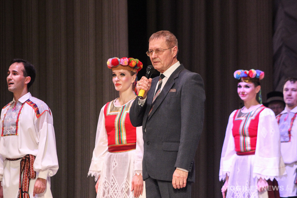 Мікалай Дудчанка і ансамбль "Харошкі" (2017). Крыніца ілюстрацыі: https://khoroshki.by/ru/novosti/item/298-ansambl-khoroshki-vystupil-v-mogileve.html