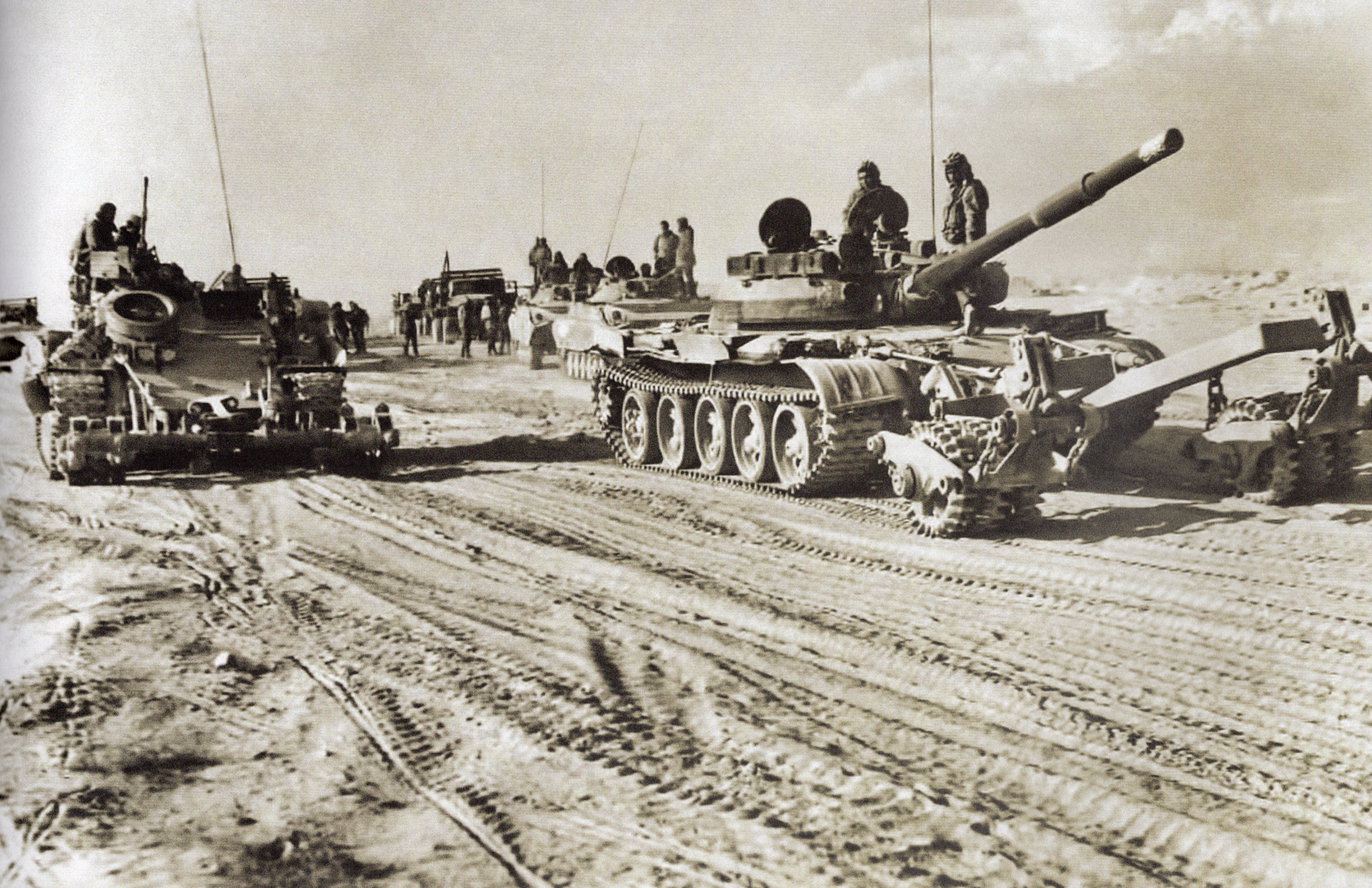 Использование спецтехники для разминирования афганских дорог. Источник иллюстрации: Афганский альбом : гомельчане на далекой войне / [над изданием работали: В. П. Минков и др. ; под общей редакцией М. Г. Жукевича ; фото: А. Козлов и др.]. – Гомель, 2019. – С. 95. 