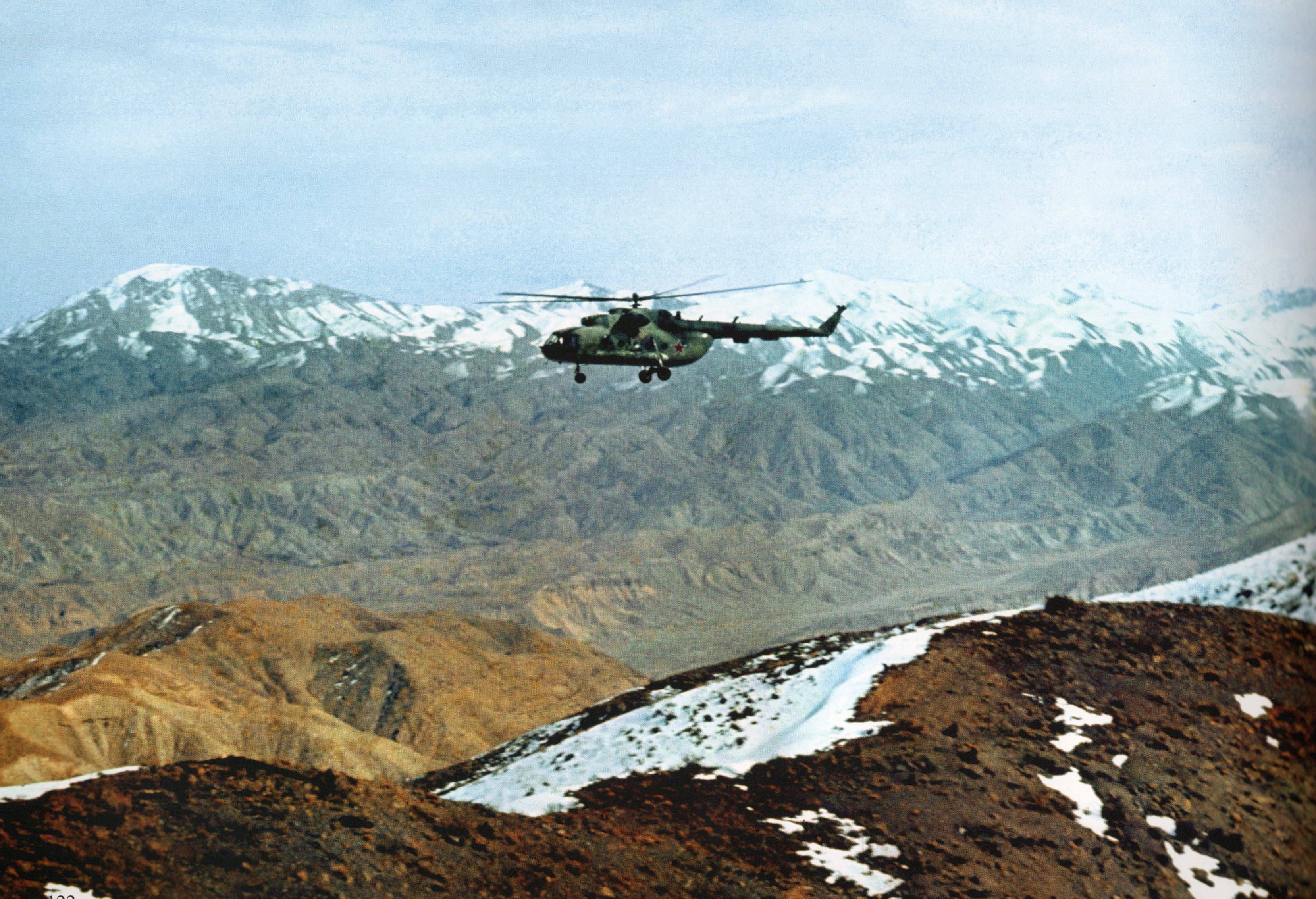 Доставка десанта в горный район. Источник иллюстрации: Афганский альбом : гомельчане на далекой войне / [над изданием работали: В. П. Минков и др. ; под общей редакцией М. Г. Жукевича ; фото: А. Козлов и др.]. – Гомель, 2019. – С. 122. 