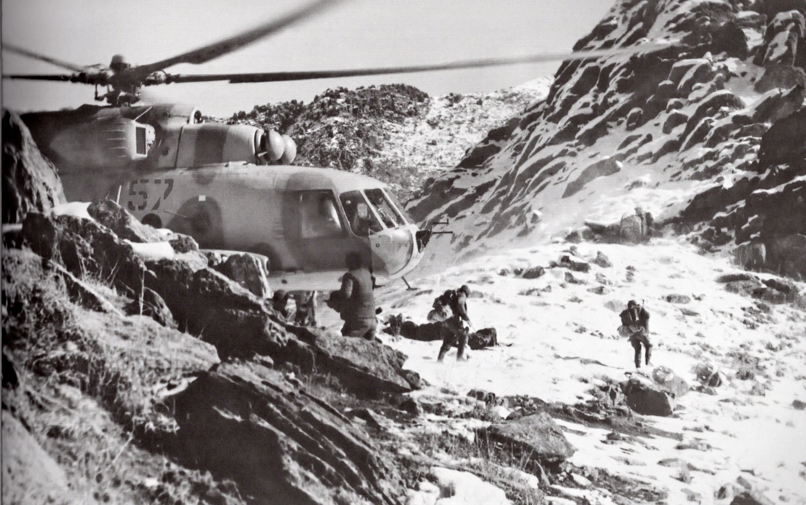 Десантирование на горный хребет. Источник иллюстрации: Афганский альбом : гомельчане на далекой войне / [над изданием работали: В. П. Минков и др. ; под общей редакцией М. Г. Жукевича ; фото: А. Козлов и др.]. – Гомель, 2019. – С. 165. 