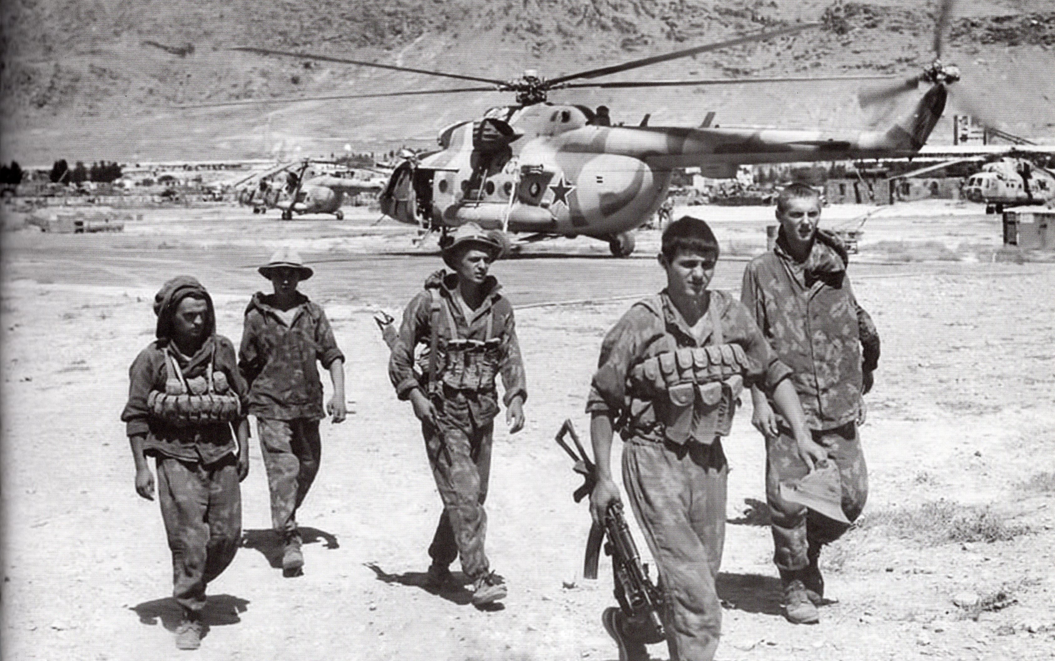 Возвращение разведчиков с боевого задания. Источник иллюстрации: Афганский альбом : гомельчане на далекой войне / [над изданием работали: В. П. Минков и др. ; под общей редакцией М. Г. Жукевича ; фото: А. Козлов и др.]. – Гомель, 2019. – С. 177. 