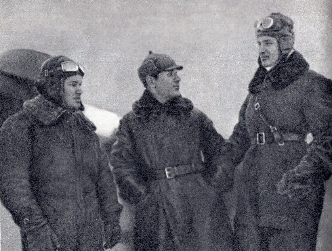 Экипаж испытателей (слева направо): Э.Ю. Преман, С.Н. Часовиков, П.М. Стефановский.Источник иллюстрации: Триста неизвестных / Герой Советского Союза генрал-майор авиации П. М. Стефановский. – Изд. 2-е, доп. – Москва, 1973. – Вклейка между с. 32–33..  