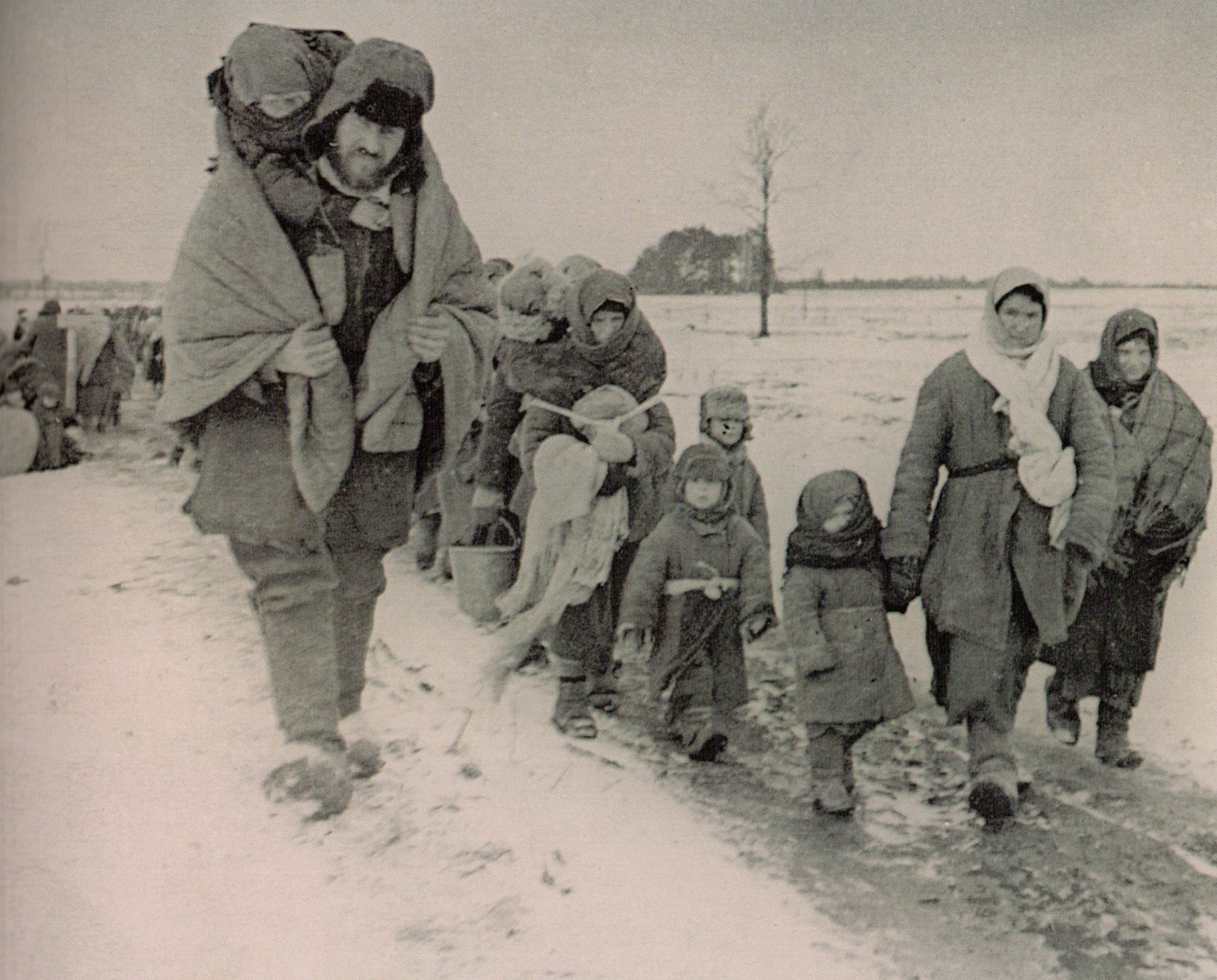 Дети, женщины и старики, освобожденные из лагеря у д. Подосинник 19 марта 1944, направляются в п. Рыловичи. Источник иллюстрации: Озаричи – дорога смерти = Ozarichi – the road of death = Osaritschi – der weg des todes : мемориальный комплекс узникам Озаричского лагеря смерти / Н. А. Яцкевич, З. Н. Хлебовец, М. Г. Никитин. – Минск, 2020. – С. 57. 