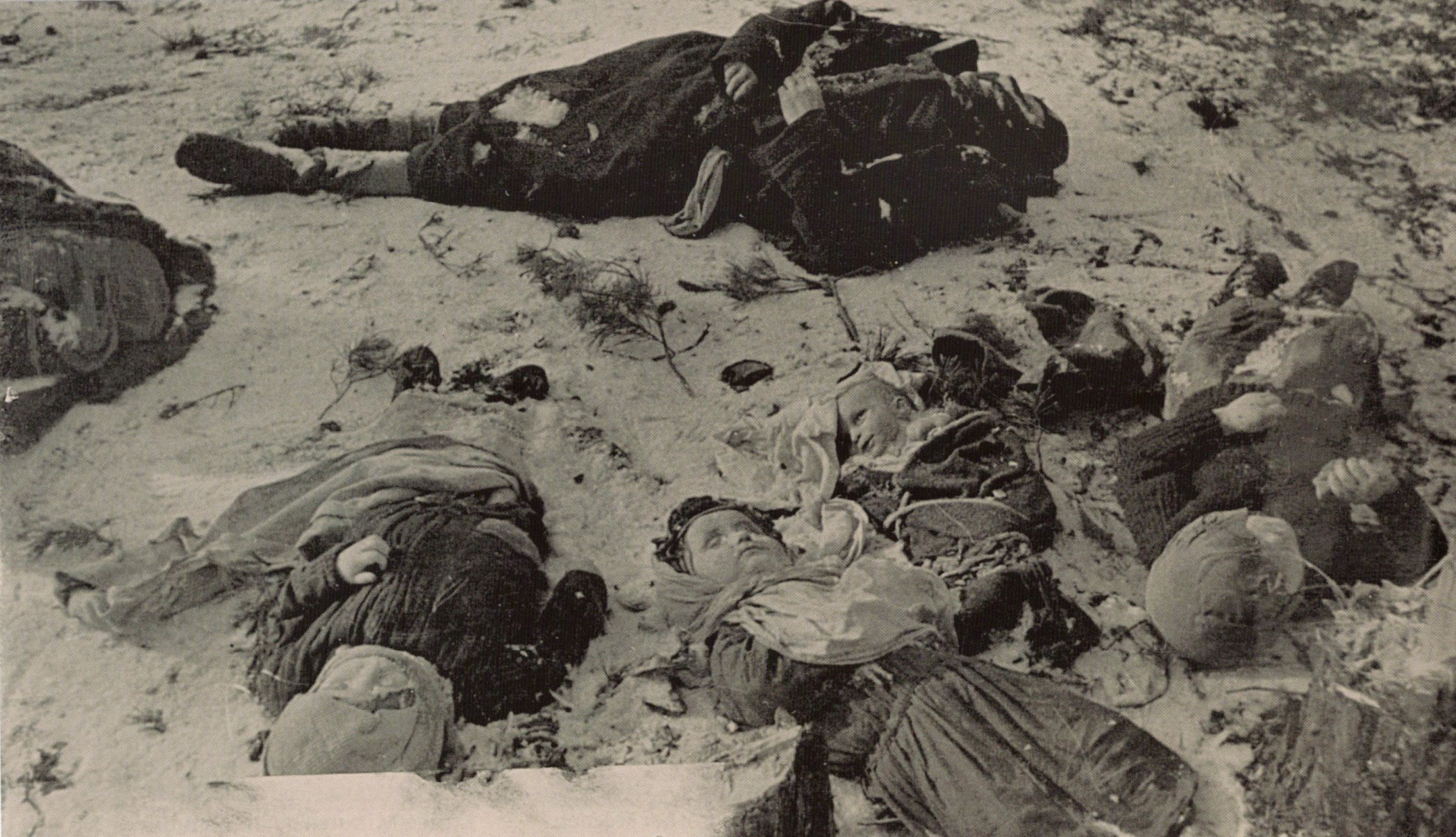 Погибшие дети и женщина в лагере смерти Озаричи (19.03.1944). Источник иллюстрации: Озаричи – дорога смерти = Ozarichi – the road of death = Osaritschi – der weg des todes : мемориальный комплекс узникам Озаричского лагеря смерти / Н. А. Яцкевич, З. Н. Хлебовец, М. Г. Никитин. – Минск, 2020. – С. 38. 