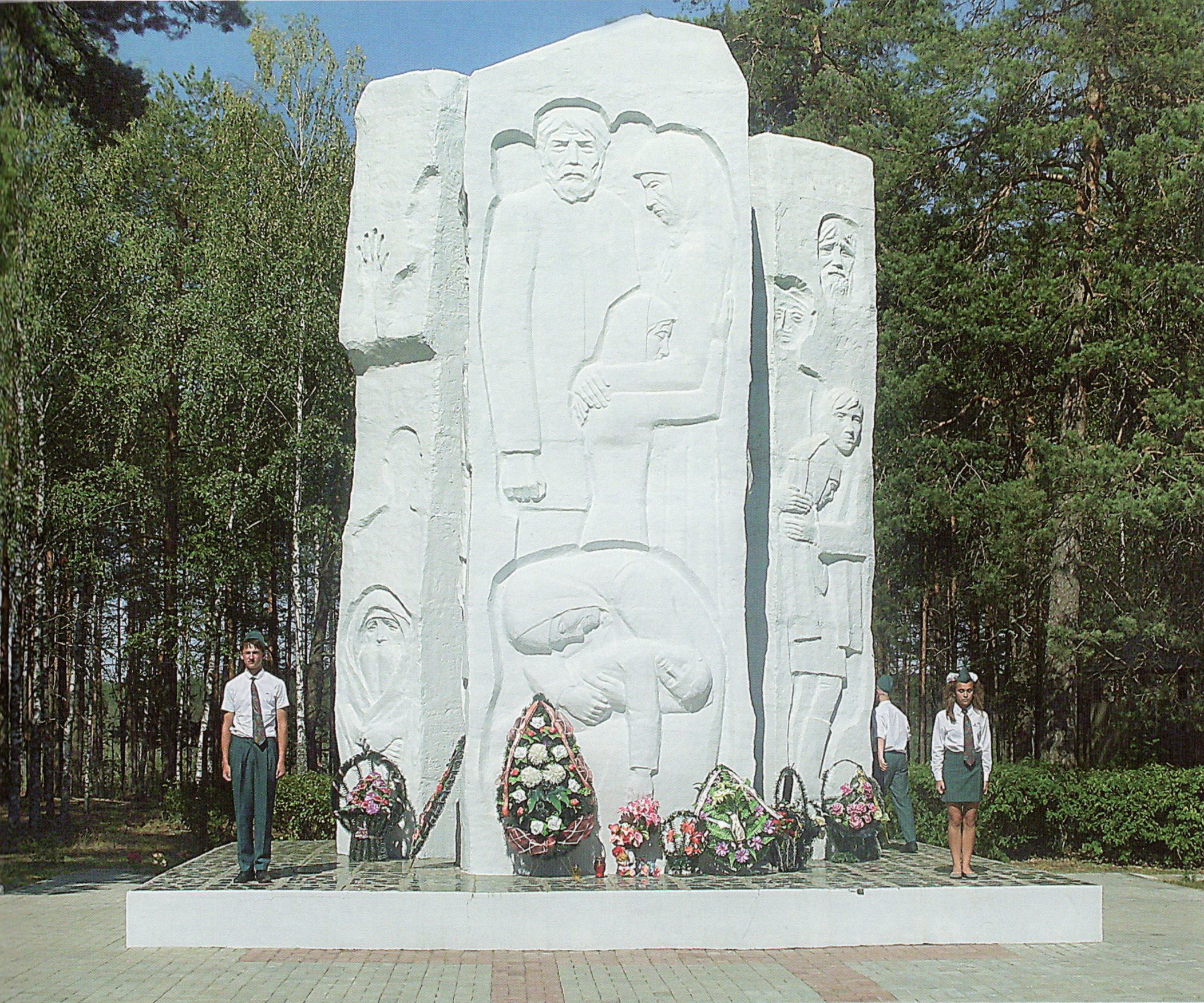Главный монумент мемориального комплекса узникам Озаричского лагеря смерти (комплекса лагерей) около г. п. Озаричи.  Источник иллюстрации: Озаричи – дорога смерти = Ozarichi – the road of death = Osaritschi – der weg des todes : мемориальный комплекс узникам Озаричского лагеря смерти / Н. А. Яцкевич, З. Н. Хлебовец, М. Г. Никитин. – Минск, 2020. – С. 3. 