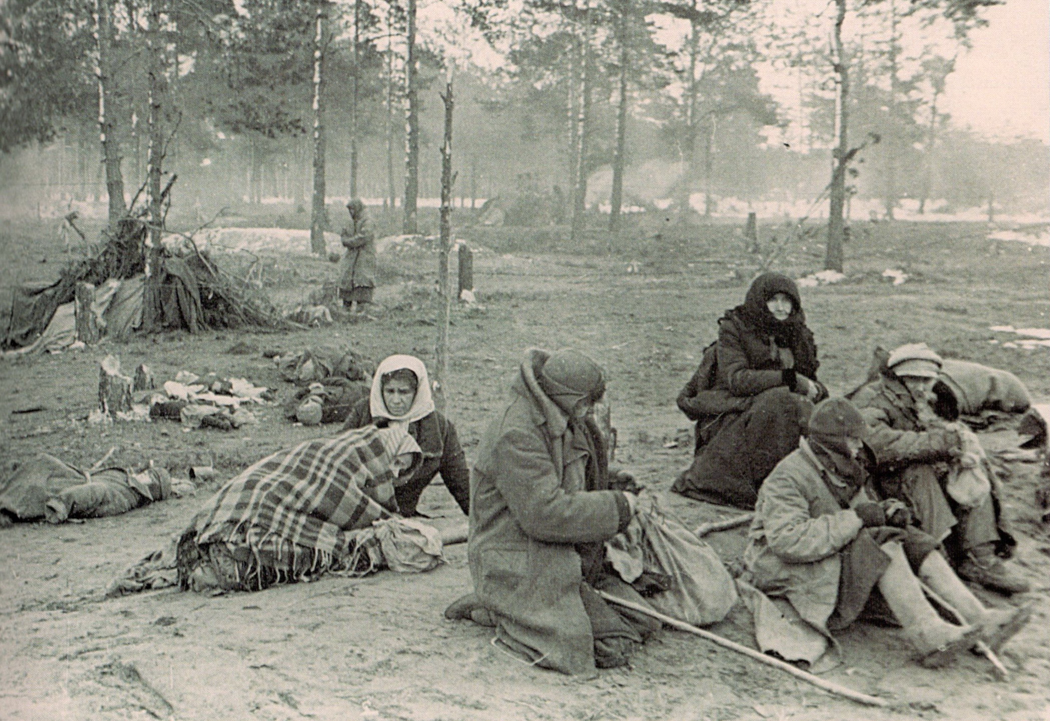 Лагерь у деревни Озаричи. Больные старики и женщины ожидают машину, которая отвезет их в госпиталь (19.03.1944). Источник иллюстрации: Озаричи – дорога смерти = Ozarichi – the road of death = Osaritschi – der weg des todes : мемориальный комплекс узникам Озаричского лагеря смерти / Н. А. Яцкевич, З. Н. Хлебовец, М. Г. Никитин. – Минск, 2020. – С. 61. 