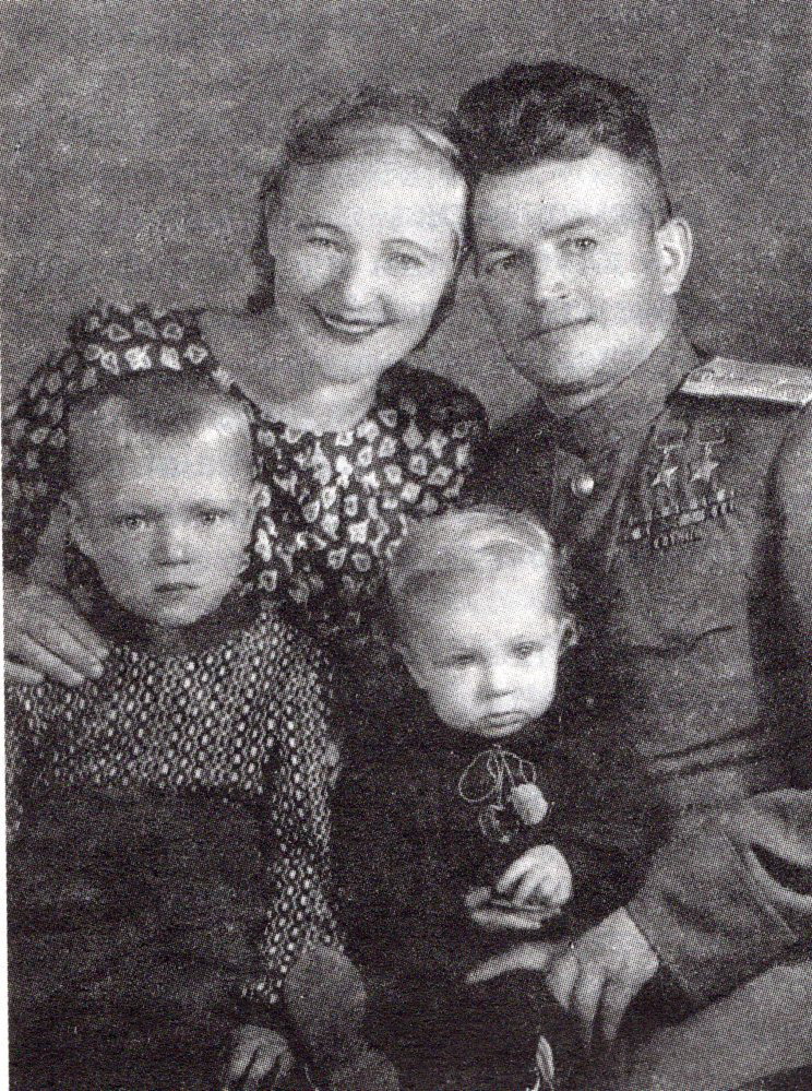 Семья Павла Яковлевича Головачёва: жена Анна Игнатьевна, сын Павлик, дочь Майя (1947). Источник иллюстрации: Он выбрал небо : [о дважды Герое Советского Союза П. Я. Головачеве] / А. И. Головачева. – Минск, 1997. – С. 71.