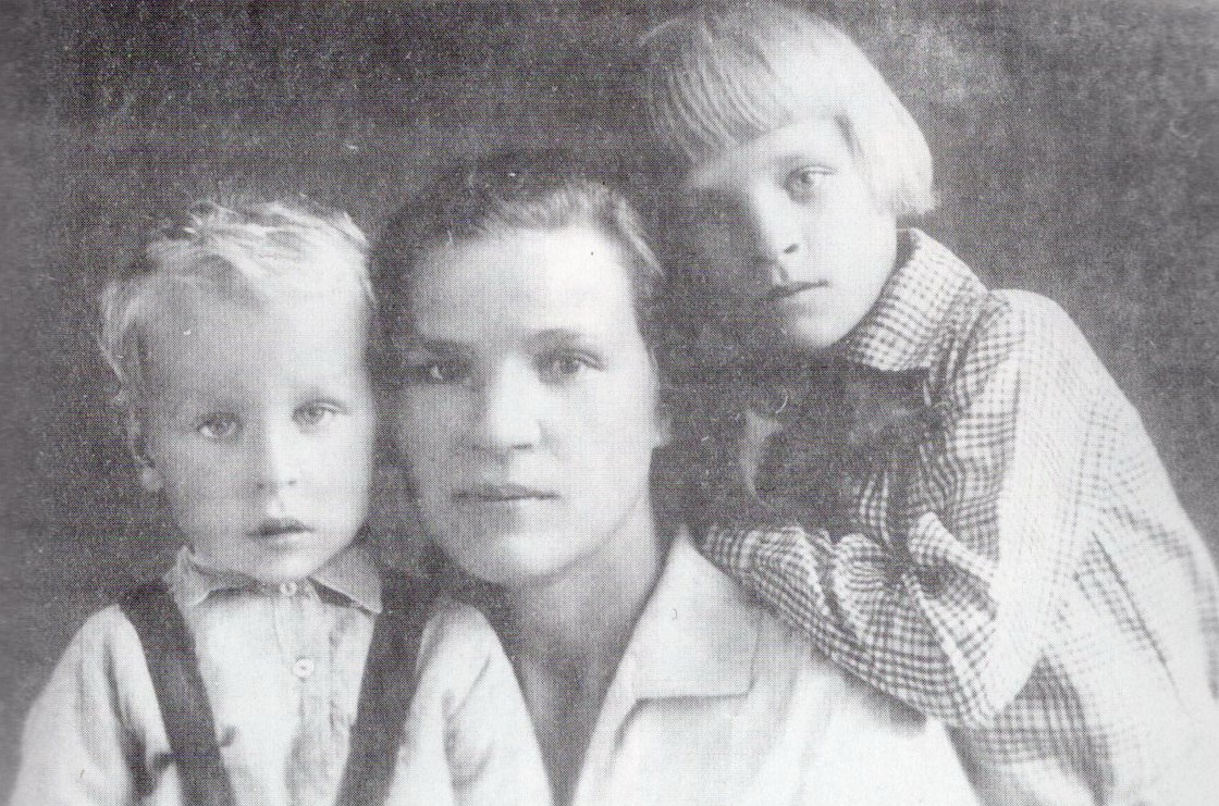 Мария Борисовна Осипова с сыном Юрием и дочерью Тамарой (1939). Источник иллюстрации: Бессмертие подвига : док. повесть / Николай Дубровский ; [предисл. И. Шамякина]. – Минск, 2000. – С. 1 вклейки между с. 38–39.