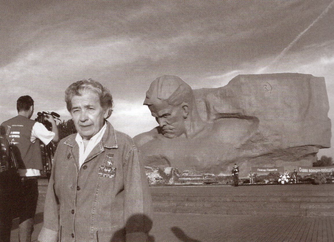 Крыніца ілюстрацыі: Надежда Троян / Николай Долгополов. – Москва, 2016. – С. 14 вклейки между с. 96–97.