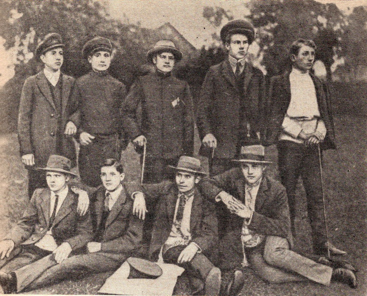 Група рабочых-паэтаў, якія выпісвалі і распаўсюджвалі газету "Правда". Стаяць (злева направа): другі – Алесь Гурло, трэці – Іван Чарнушэвіч, пяты – Алесь Дземідовіч. Сядзіць другі справа – Хведар Чрнушэвіч (1912). Крыніца ілюстрацыі: Памятныя сустрэчы : [нарысы пра беларускіх пісьменнікаў] / М. Хведаровіч. – Выд. 2-е, дапоўненае. – Мінск, 1963. – С. 91. 