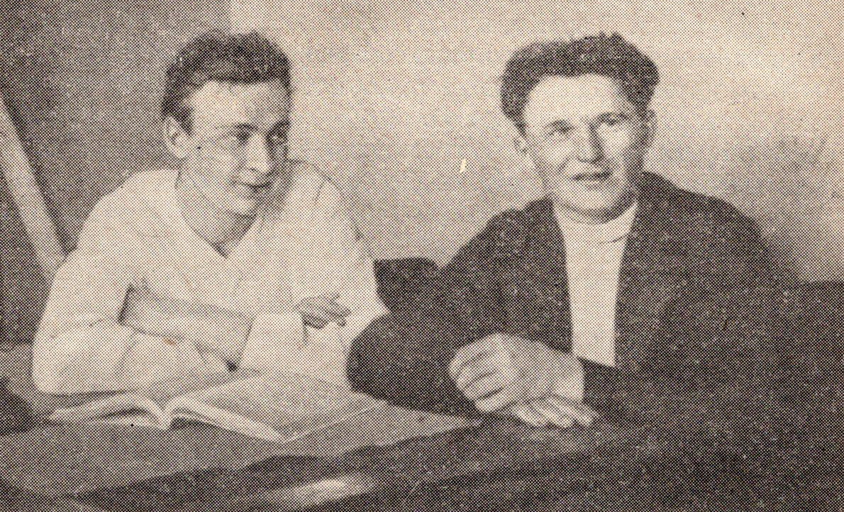 Валерый Маракоў (злева) і Рыгор Мурашка (1935). Крыніца ілюстрацыі: Памятныя сустрэчы : [нарысы пра беларускіх пісьменнікаў] / М. Хведаровіч. – Выд. 2-е, дапоўненае. – Мінск, 1963. – С. 250. 