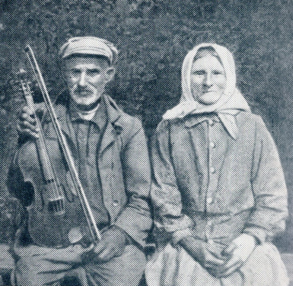 Бацькі Адама Русака – Герасім Іванавіч і Марыля Ігнатаўна (1946). Крыніца ілюстрацыі: Жыццё песні / І. К. Цішчанка ; рэдактар Г. І. Цітовіч ; Акадэмія навук Беларускай ССР, Інстытут мастацтвазнаўства, этнаграфіі і фальклору. – Мінск, 1984. – 2-я с. вокладкі.