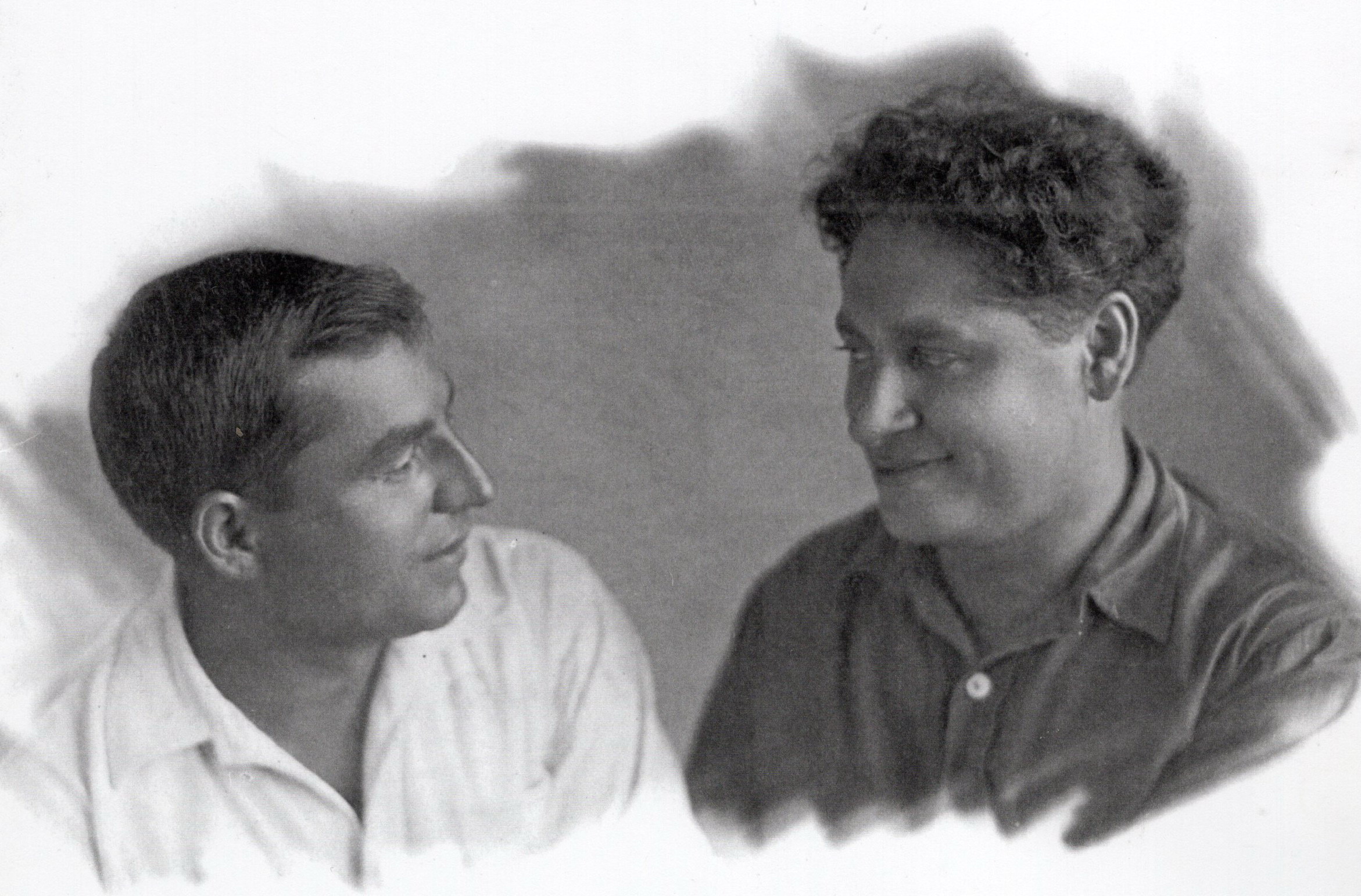 Поэт-песенник Адам Русак (слева) и композитор Исаак Любан (справа). Источник иллюстрации: "Будьте здоровы, живите богато…" [Изоматериал] = ["Бывайце здаровы, жывіце багата"] : Поэт-песенник Адам Русак и композитор Исаак Любан : [буклет]. – [Минск : б. и., 2016]. – 1 л. (слож. вдвое).