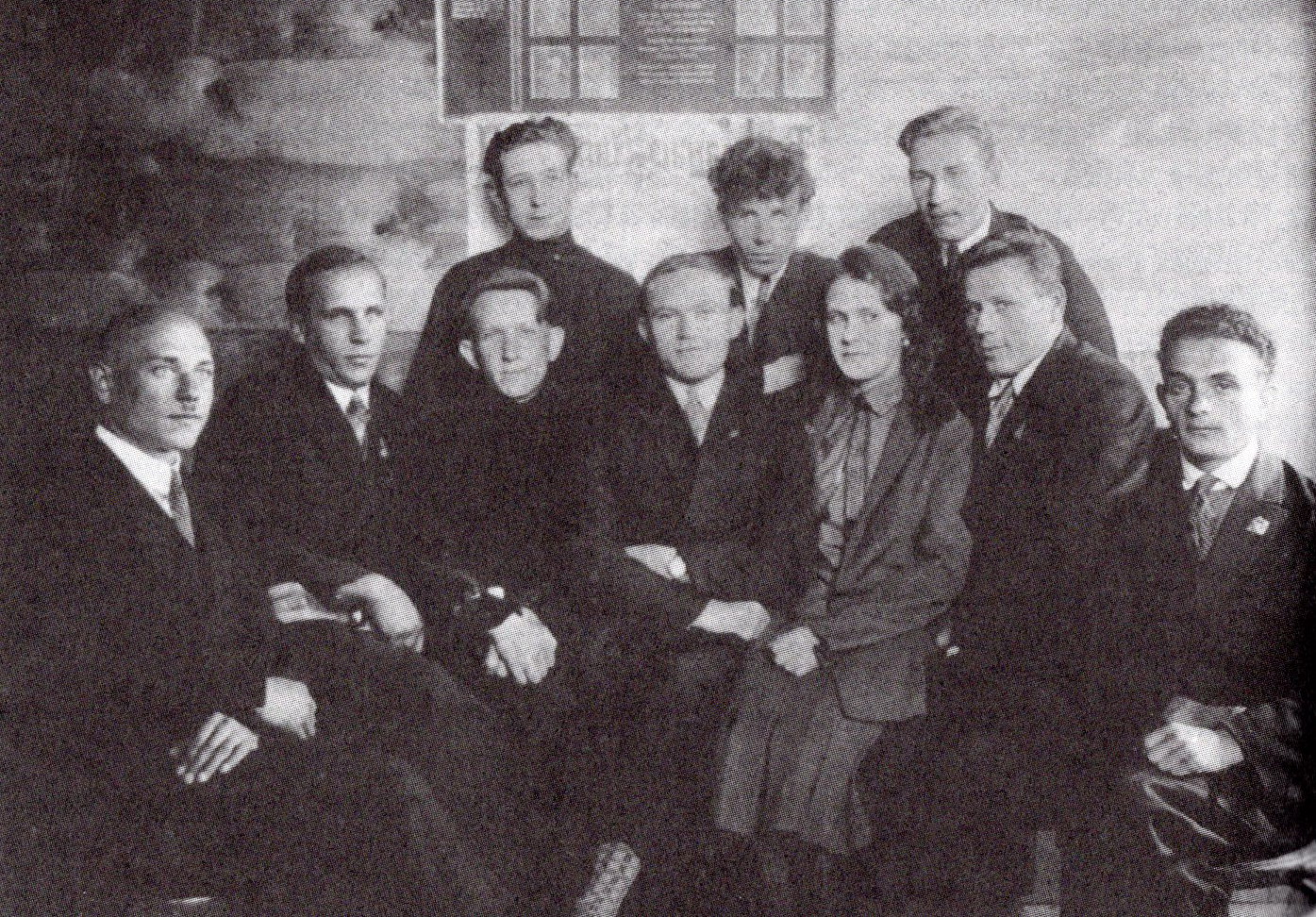 Государственный ансамбль народных инструментов (начало 1930-х гг.). Источник иллюстрации:  Лариса Помпеевна Александровская : Документально-театральный роман : В 7 д. с прологом и эпилогом / Ариадна Ладыгина. – Минск, 2002. – С. 116.