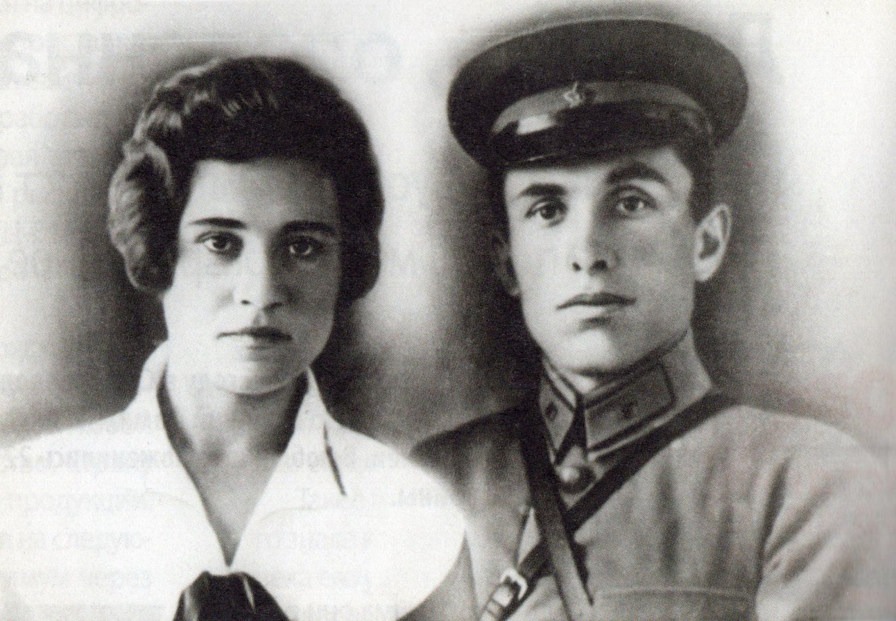 Мария и Илья Октябрьские (1929–1930-е гг.). Источник иллюстрации: Беларуская думка. – 2014. – № 3. – С. 28.